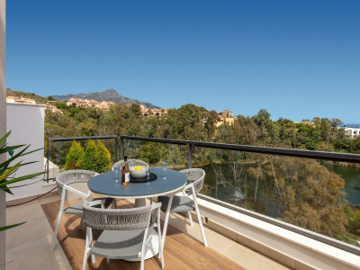 Ático en venta en Aloha Lake Village, Nueva Andalucia