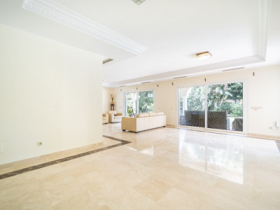 Villa for sale in Paraiso Barronal, Estepona