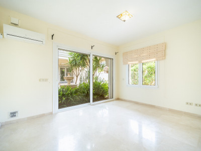 Villa for sale in Paraiso Barronal, Estepona
