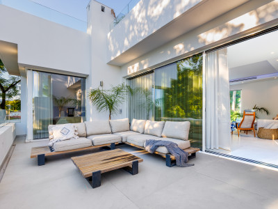 Villa for sale in Nueva Andalucia