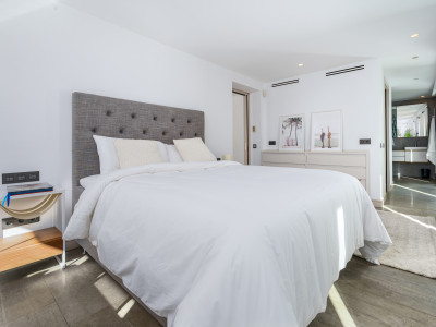 Villa for sale in Nueva Andalucia