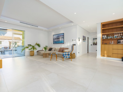 Villa for sale in Nueva Andalucia