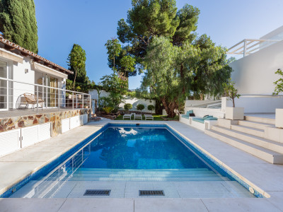 Villa for sale in Nueva Andalucia