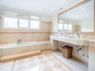 Villa for sale in Paraiso Barronal, Estepona