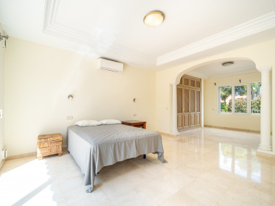 Villa for sale in Paraiso Barronal, Estepona