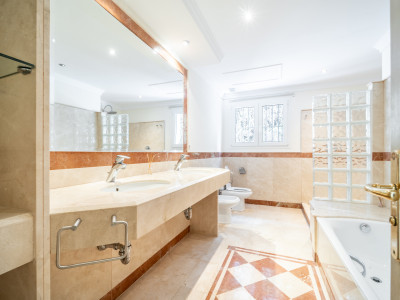 Villa for sale in Paraiso Barronal, Estepona