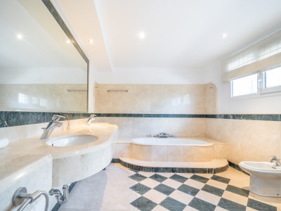 Villa for sale in Paraiso Barronal, Estepona