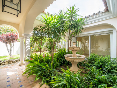 Villa for sale in Paraiso Barronal, Estepona