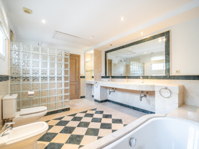 Villa for sale in Paraiso Barronal, Estepona