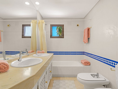 Апартамент в продаже в Los Arqueros, Бенахавис
