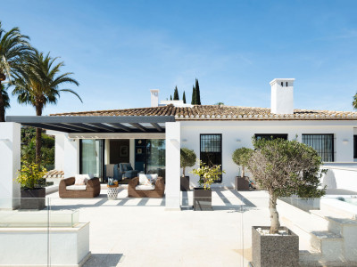 Villa for sale in Los Naranjos, Nueva Andalucia