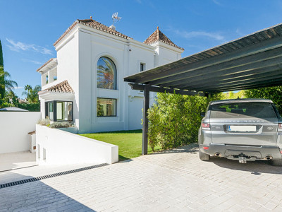 Villa for sale in Parcelas del Golf, Nueva Andalucia