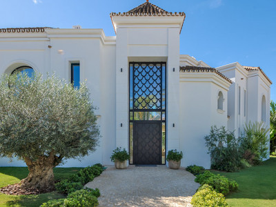 Villa for sale in Parcelas del Golf, Nueva Andalucia