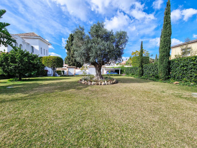 Villa en venta en El Paraiso, Estepona