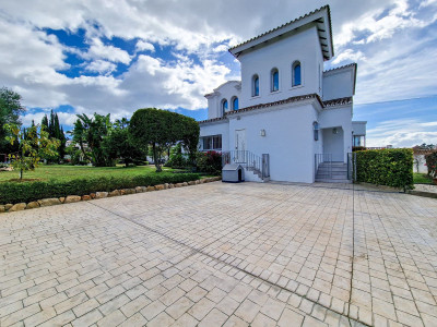 Villa en venta en El Paraiso, Estepona