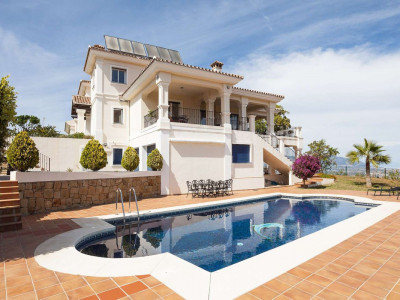 Villa for sale in La Mairena, Marbella East