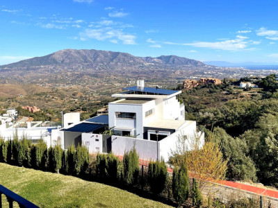 Villa for sale in La Mairena, Marbella East