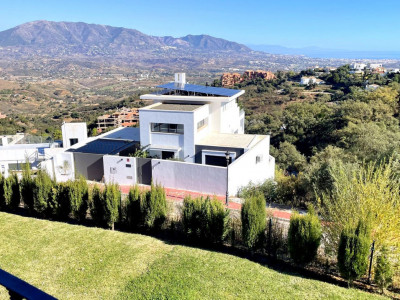 Villa for sale in La Mairena, Marbella East