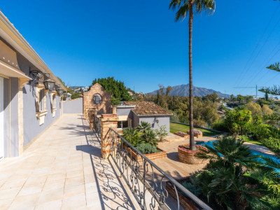 Villa for sale in Fuente del Espanto, Benahavis