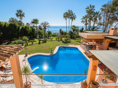 Villa for sale in Estepona