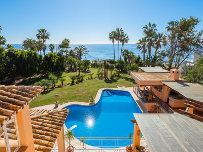 Villa for sale in Estepona