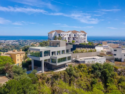 Villa for sale in Los Arqueros, Benahavis