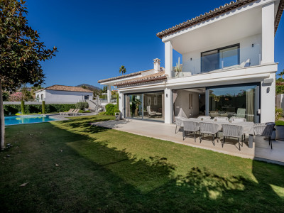 Villa for sale in Nueva Andalucia