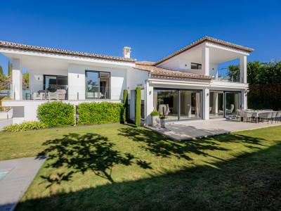 Villa for sale in Nueva Andalucia