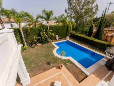 Villa for sale in El Herrojo, Benahavis