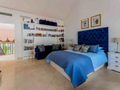 Villa for sale in El Herrojo, Benahavis