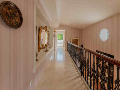 Villa for sale in El Herrojo, Benahavis