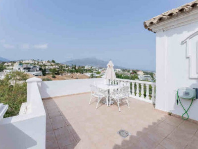 Villa for sale in El Herrojo, Benahavis