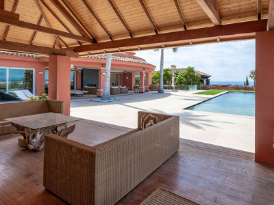 Villa for sale in El Paraiso, Estepona