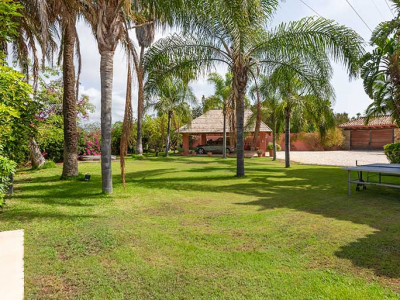 Villa for sale in El Paraiso, Estepona