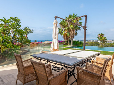 Villa for sale in El Paraiso, Estepona