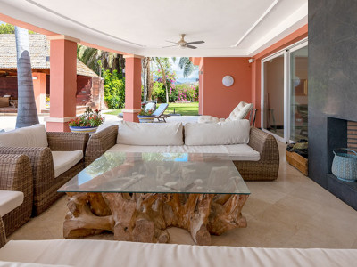 Villa for sale in El Paraiso, Estepona