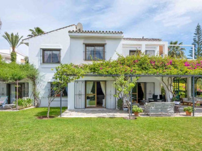 Villa for sale in Parcelas del Golf, Nueva Andalucia