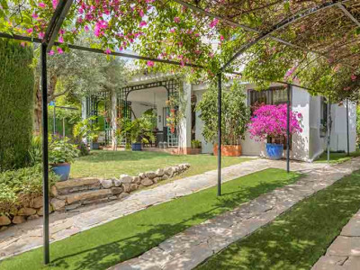 Villa for sale in Parcelas del Golf, Nueva Andalucia