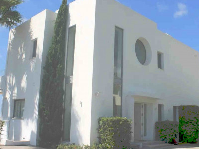 Villa for sale in Puerto del Capitan, Benahavis