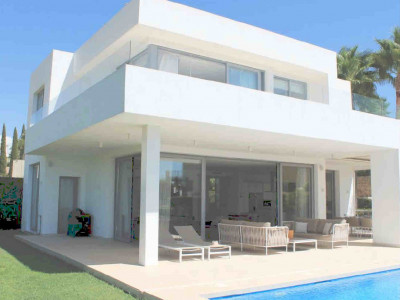 Villa for sale in Puerto del Capitan, Benahavis