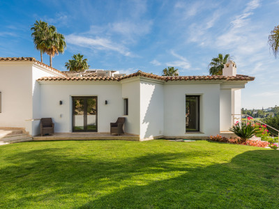 Villa for sale in Nueva Andalucia