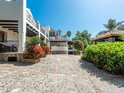 Villa for sale in Paraiso Medio, Estepona