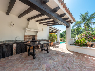 Villa for sale in Paraiso Medio, Estepona