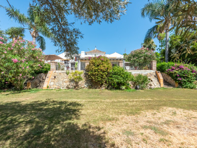 Villa for sale in Paraiso Medio, Estepona