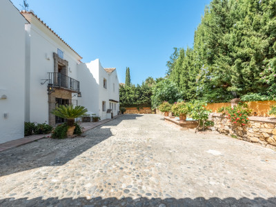 Villa for sale in Paraiso Medio, Estepona