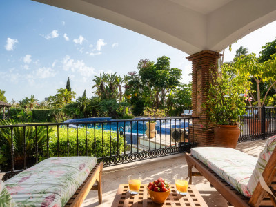 Villa for sale in El Paraiso, Estepona