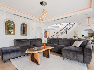 Villa for sale in El Paraiso, Estepona