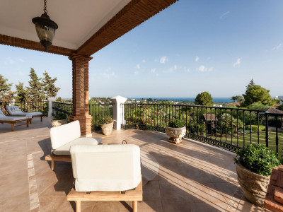 Villa for sale in El Paraiso, Estepona