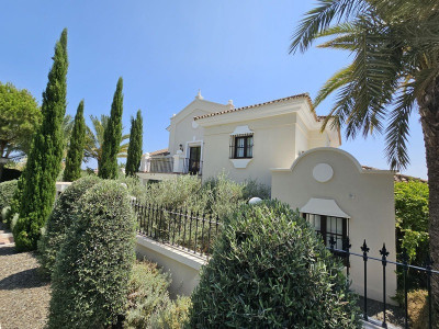 Villa for sale in El Paraiso, Estepona