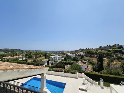 Villa for sale in El Paraiso, Estepona